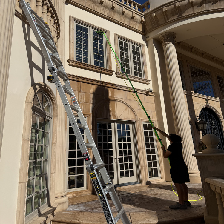 Window Cleaning in Clovis, CA Window Cleaning in Clovis, CA